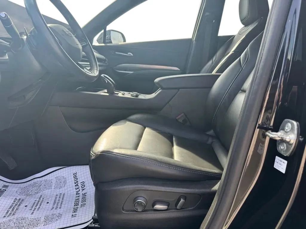 Used 2024 Cadillac XT4 Premium Luxury image 9