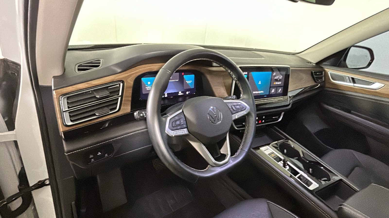 Used 2025 Volkswagen Atlas SE AWD/4WD image 13