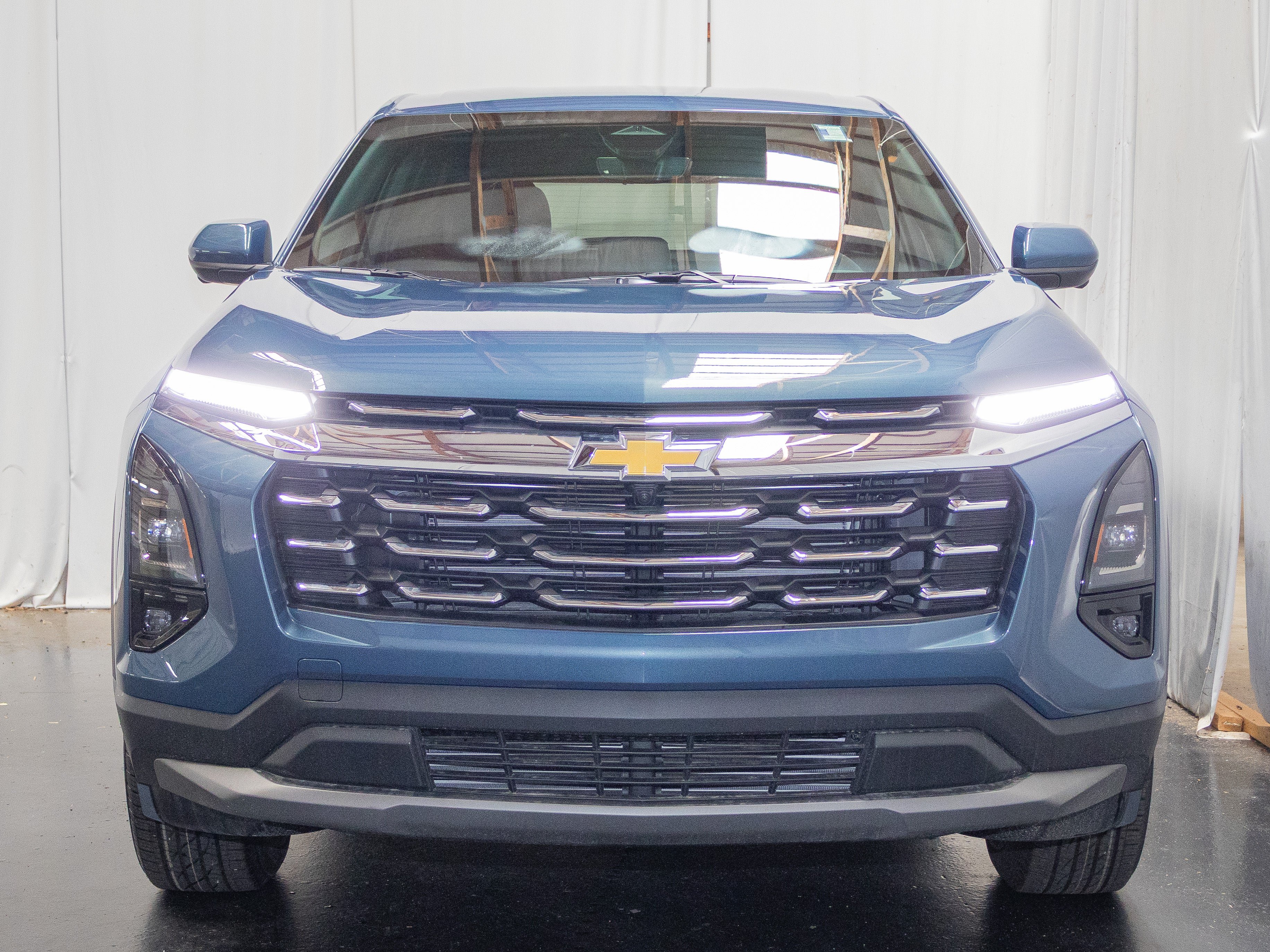 New 2027 Chevrolet Equinox LT w/ Safety and Technology Package FWD image 2