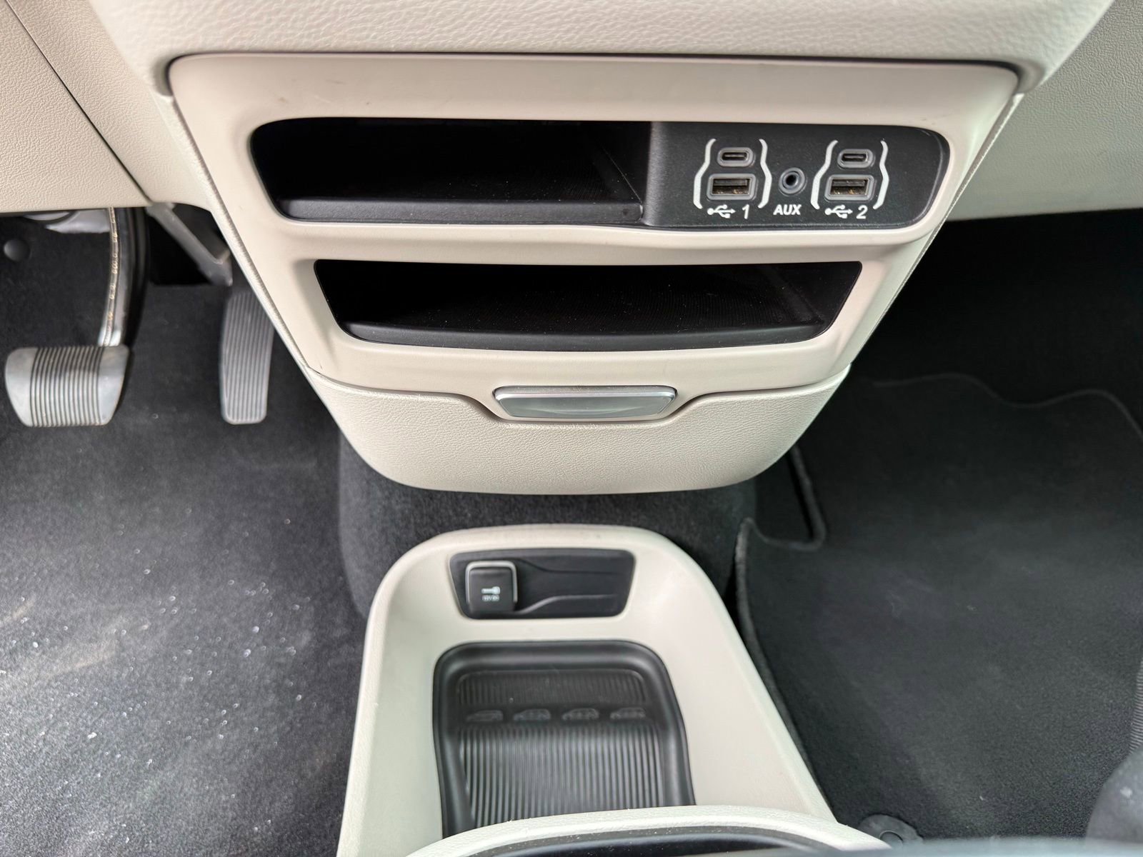 Used 2023 Chrysler Pacifica Touring-L image 25