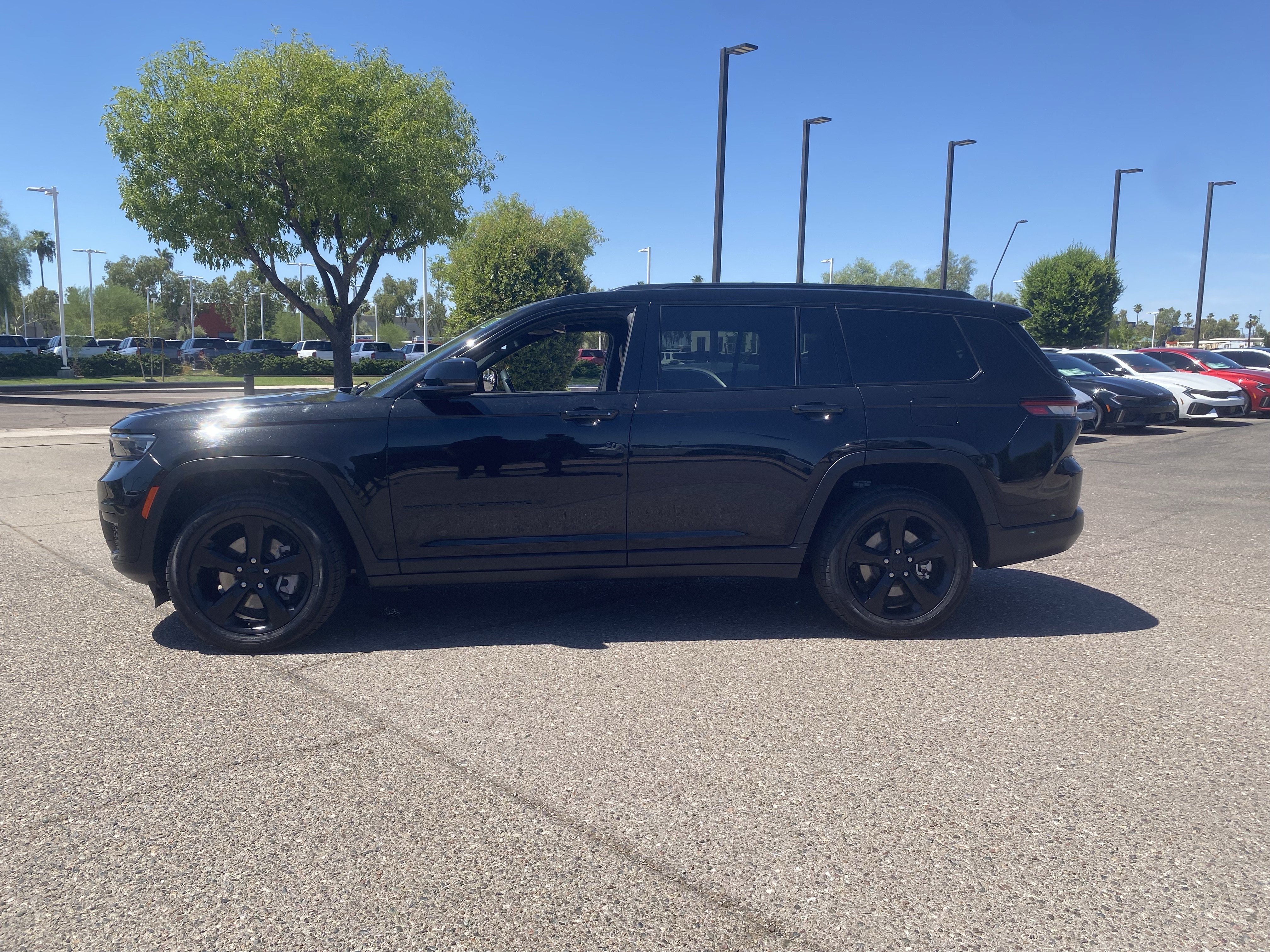 Used 2023 Jeep Grand Cherokee L Laredo AWD/4WD image 3