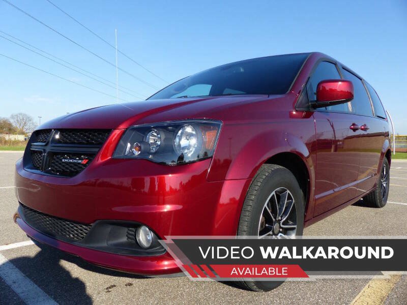 Used 2018 Dodge Grand Caravan SXT w/ Blacktop Package FWD image 2