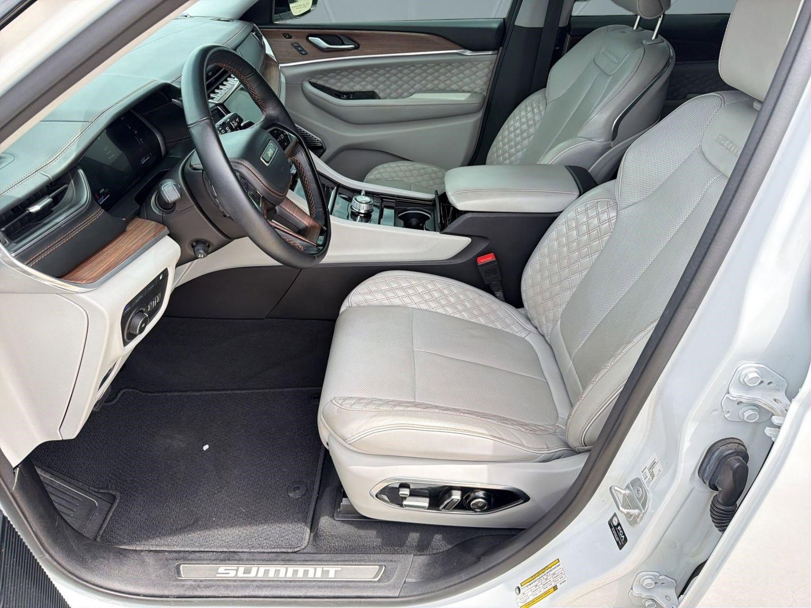 Used 2022 Jeep Grand Cherokee Summit AWD/4WD image 5