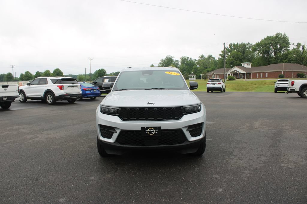 Used 2024 Jeep Grand Cherokee Altitude AWD/4WD image 3