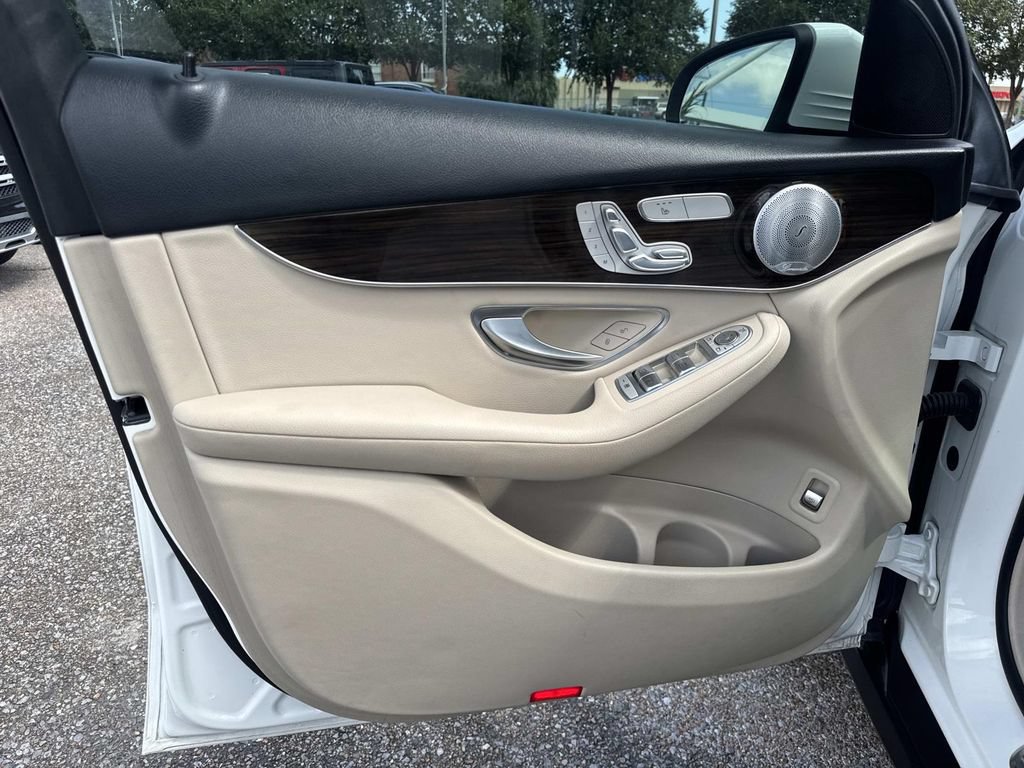 Used 2020 Mercedes-Benz GLC 300 4MATIC w/ Multimedia Package image 21