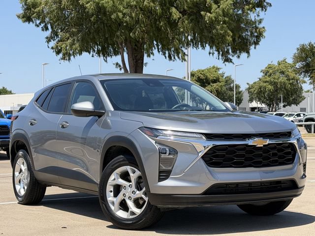 Used 2024 Chevrolet Trax LS w/ LS Convenience Package FWD image 2