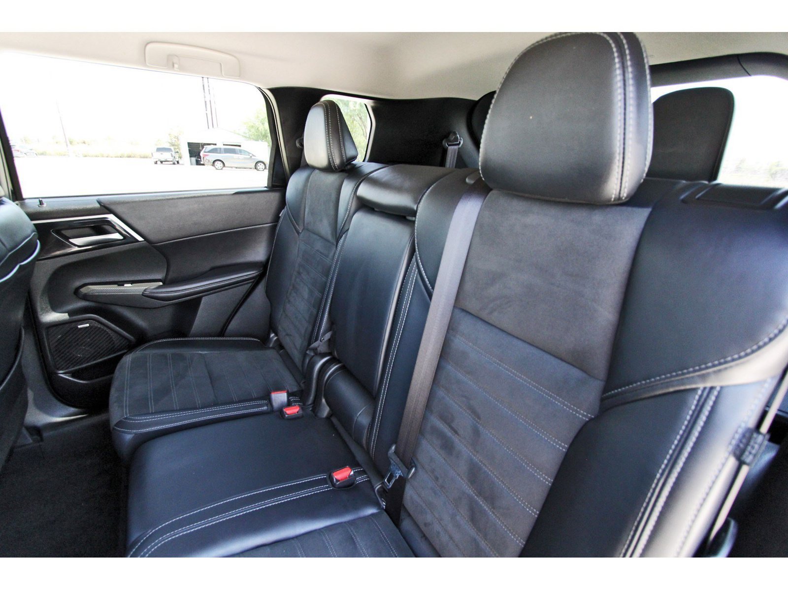 Used 2025 Mitsubishi Outlander SE FWD image 32