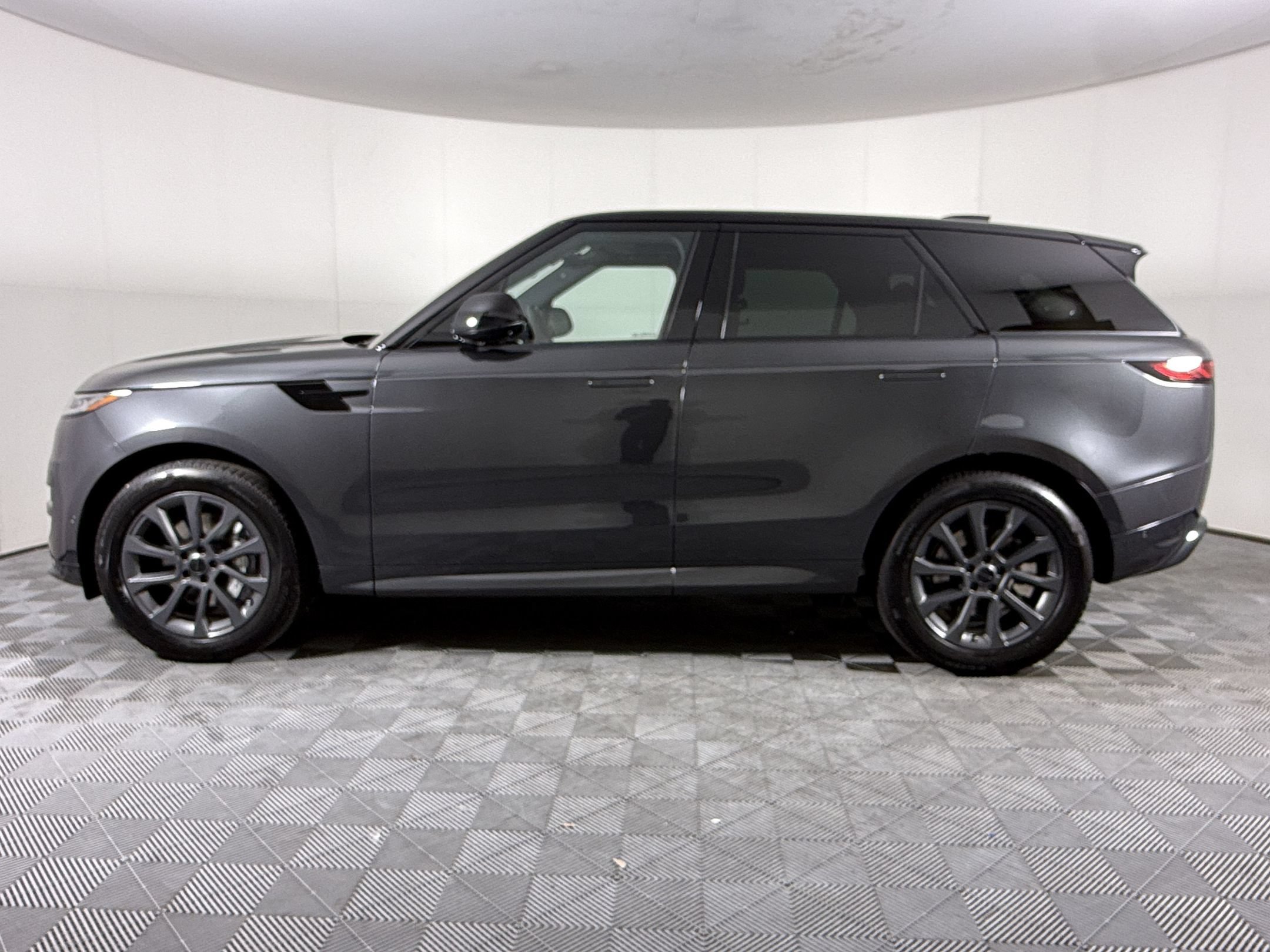 New 2026 Land Rover Range Rover Sport Dynamic SE AWD/4WD image 2
