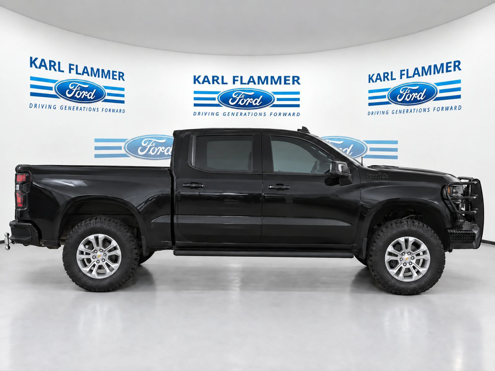 Used 2025 Chevrolet Silverado 1500 High Country w/ High Country Premium Package AWD/4WD image 2