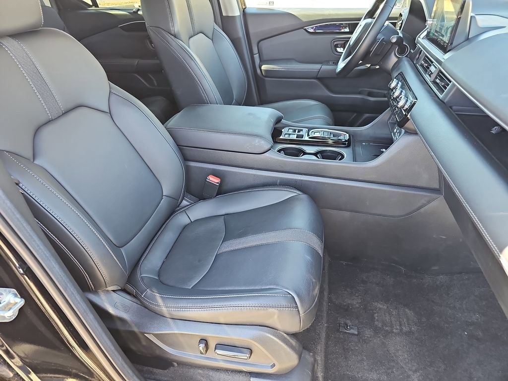 Used 2025 Honda Pilot Touring image 11