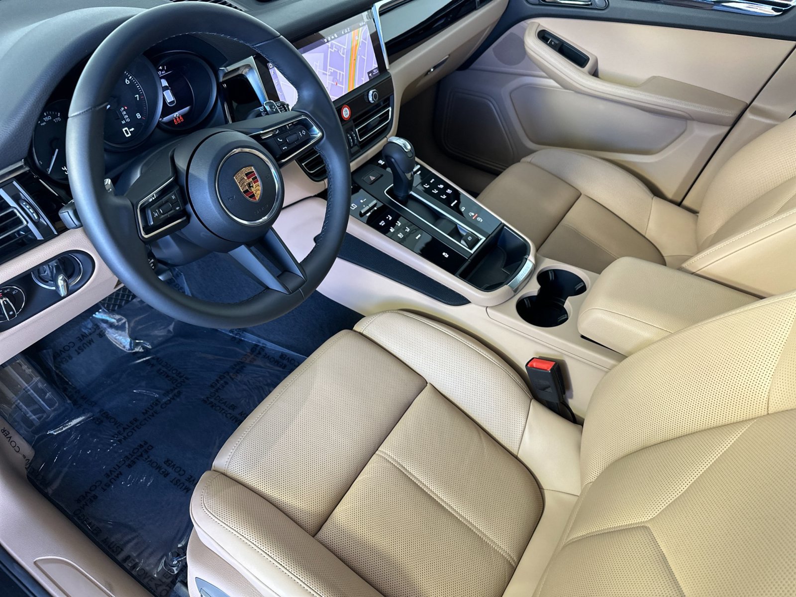 Certified 2026 Porsche Macan AWD/4WD image 4