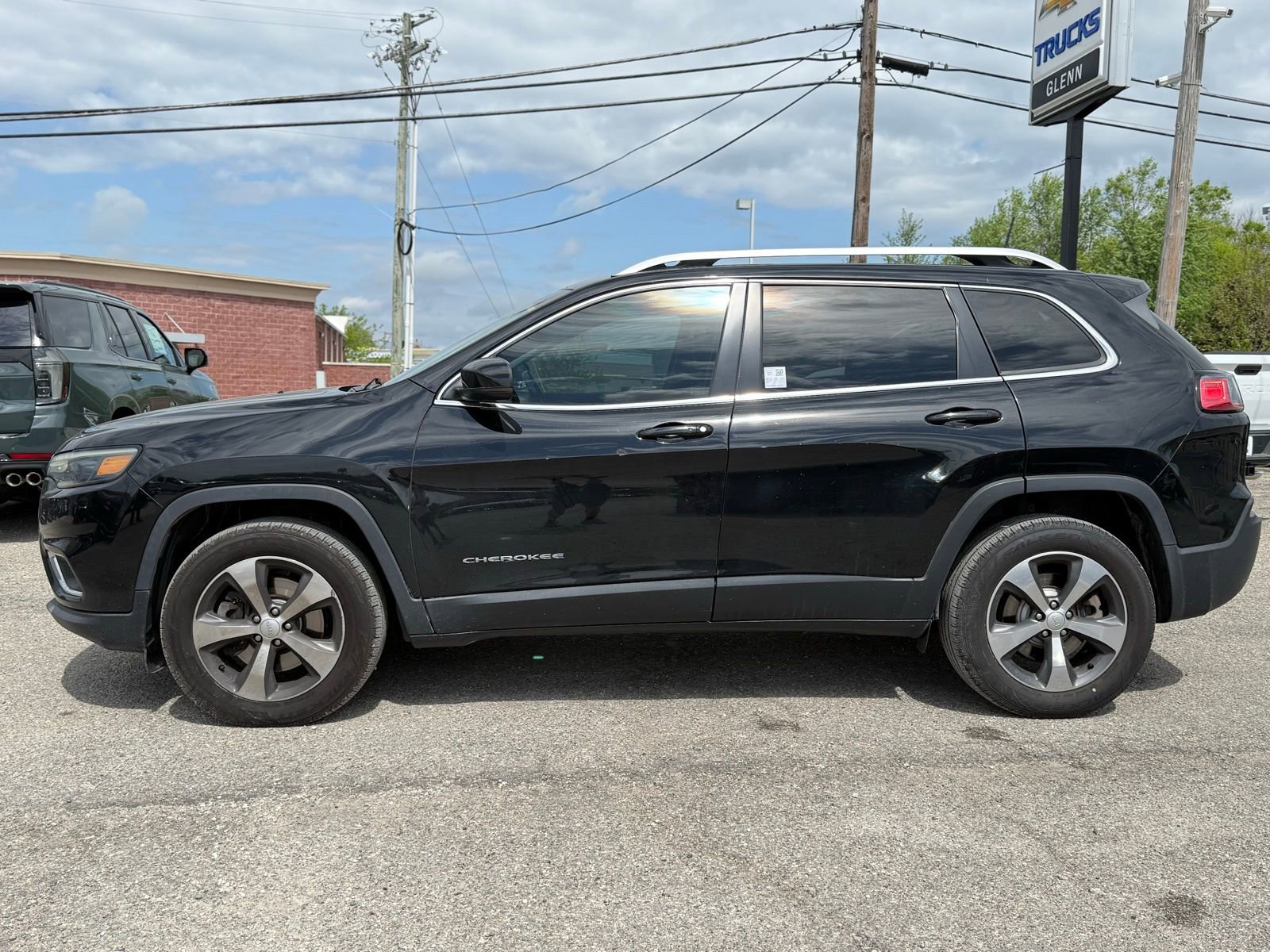 Used 2019 Jeep Cherokee Limited image 3