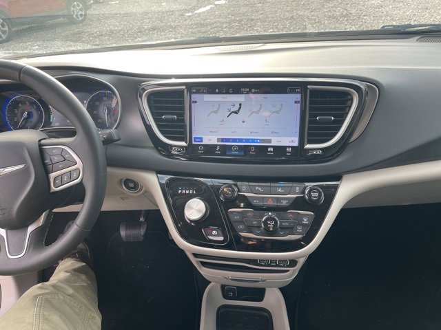 Used 2023 Chrysler Pacifica Touring-L image 22