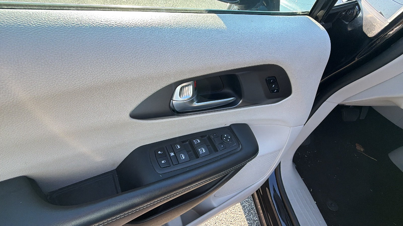 Used 2024 Chrysler Pacifica Touring-L FWD image 15
