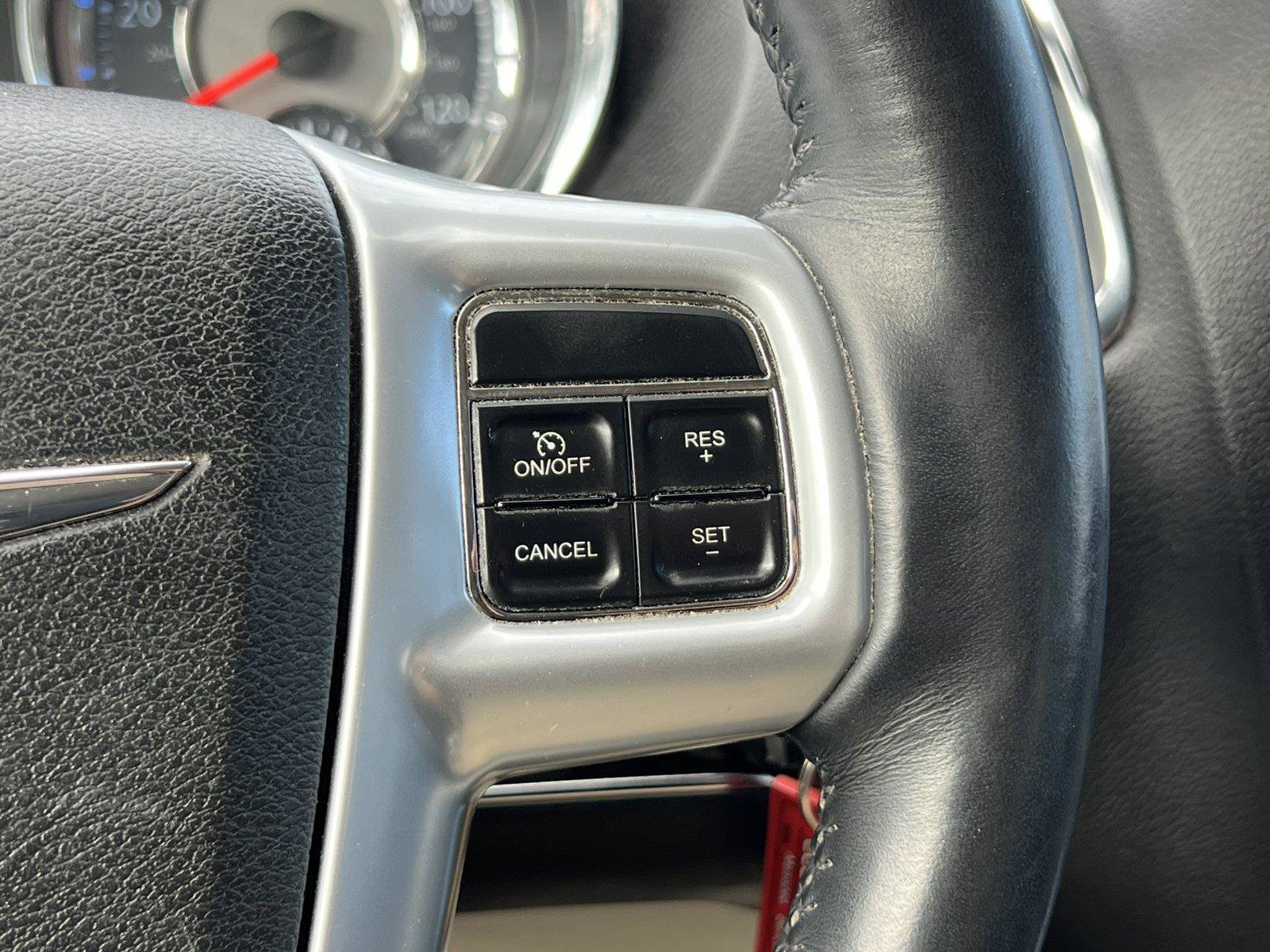 Used 2014 Chrysler Town & Country Touring-L w/ Driver Convenience Group FWD image 21