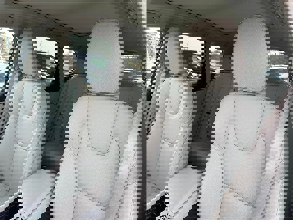 Used 2023 Volvo XC60 T8 Plus image 9
