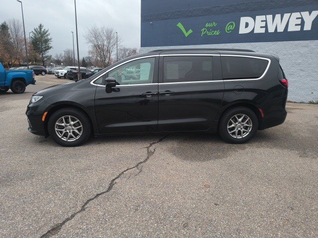 Used 2021 Chrysler Pacifica Touring image 2