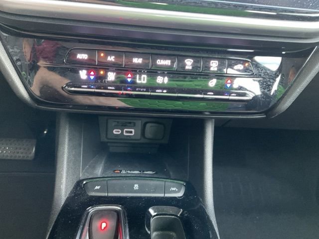 Used 2022 Chevrolet Bolt EUV LT w/ Convenience Package image 26