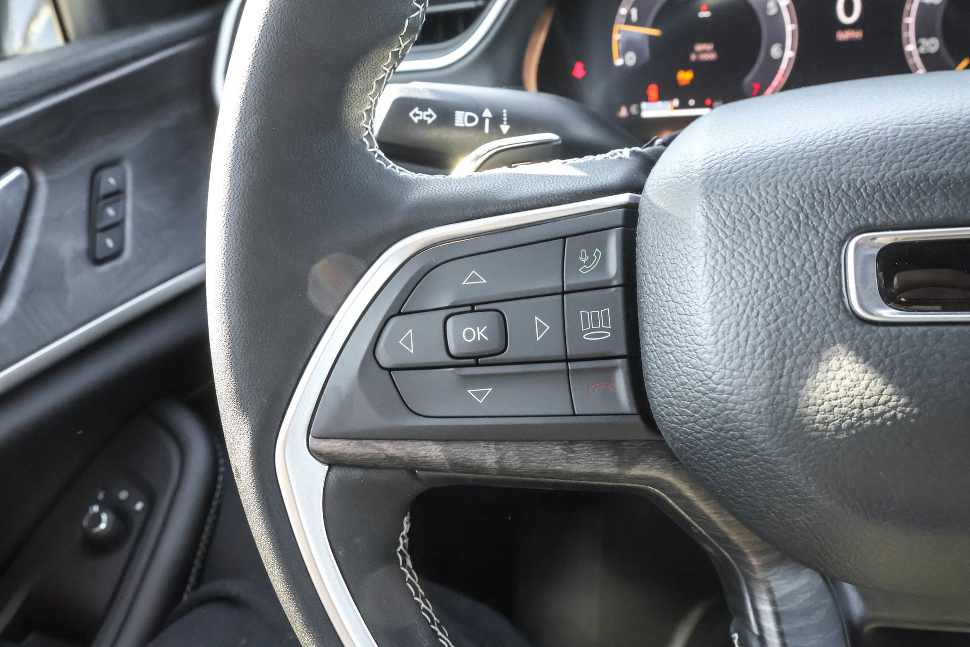 New 2025 Jeep Grand Cherokee Limited w/ Luxury Tech Group II image 24