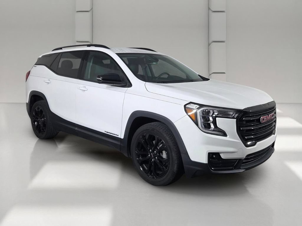 Used 2022 GMC Terrain SLT w/ Elevation Edition FWD image 2