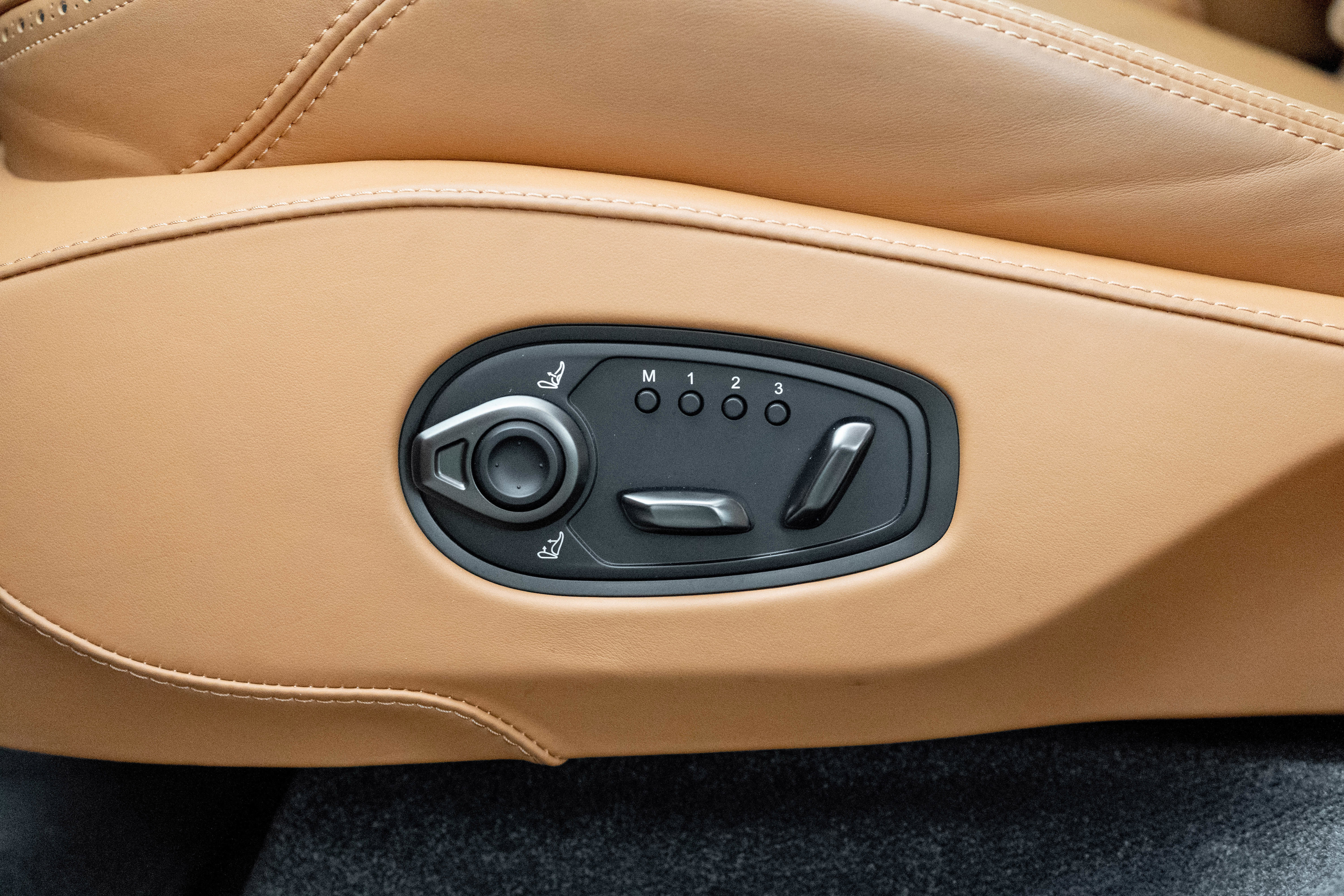 Used 2024 Aston Martin DBX 707 image 18