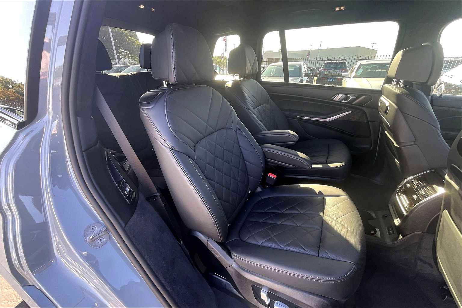 Used 2025 BMW X7 xDrive40i w/ M Sport Package image 30