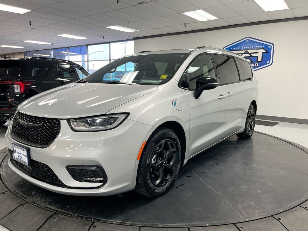 Used 2024 Chrysler Pacifica Premium image 4