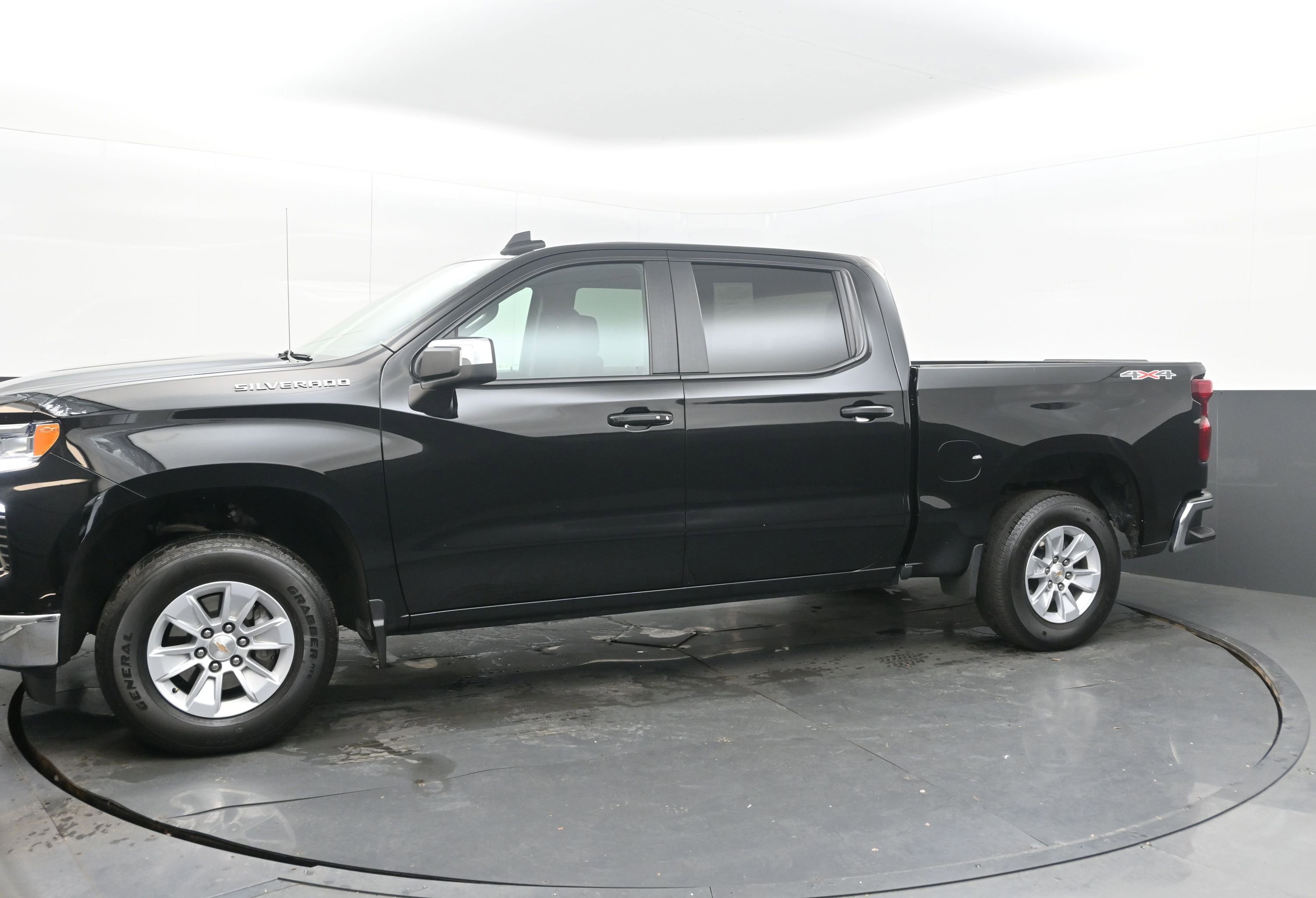 Used 2025 Chevrolet Silverado 1500 LT image 4