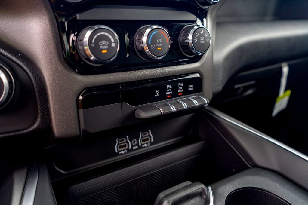 New 2026 RAM 1500 Express AWD/4WD image 18