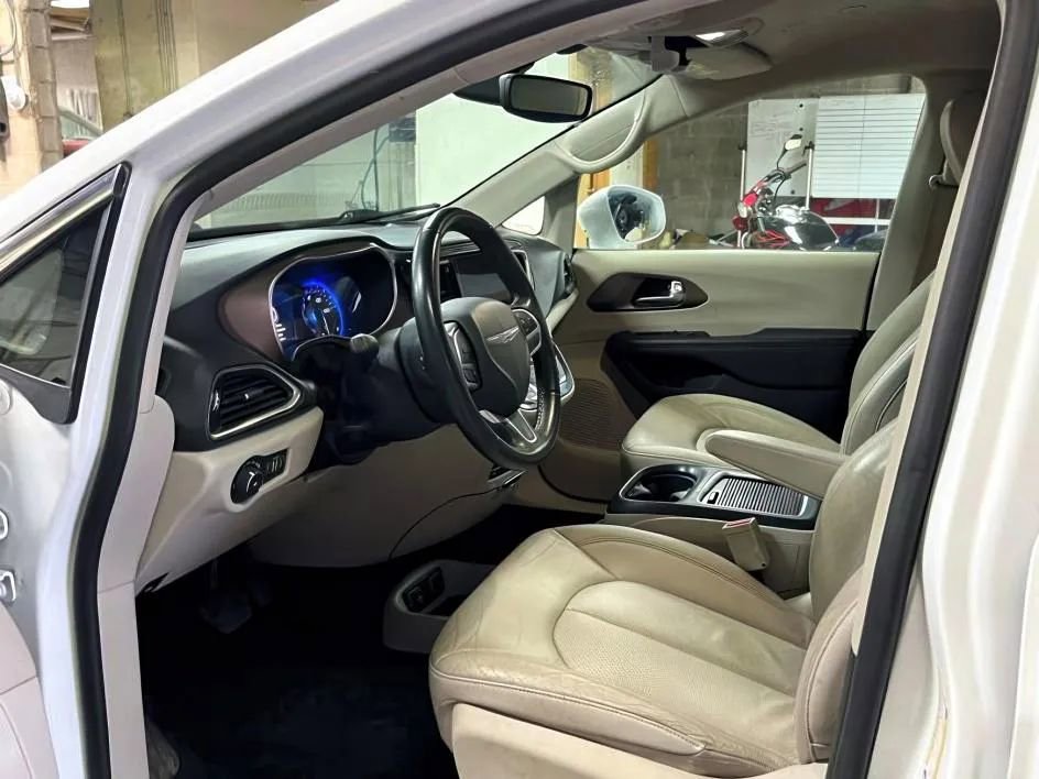 Used 2019 Chrysler Pacifica Touring-L Plus image 19