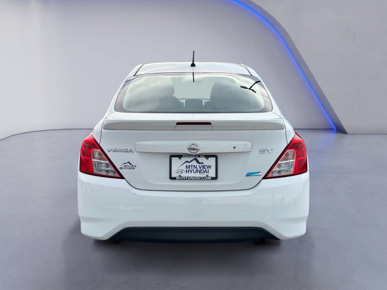 Used 2015 Nissan Versa SV FWD image 9