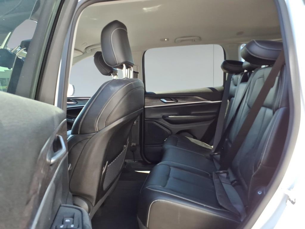 Used 2023 Jeep Grand Cherokee Limited image 11