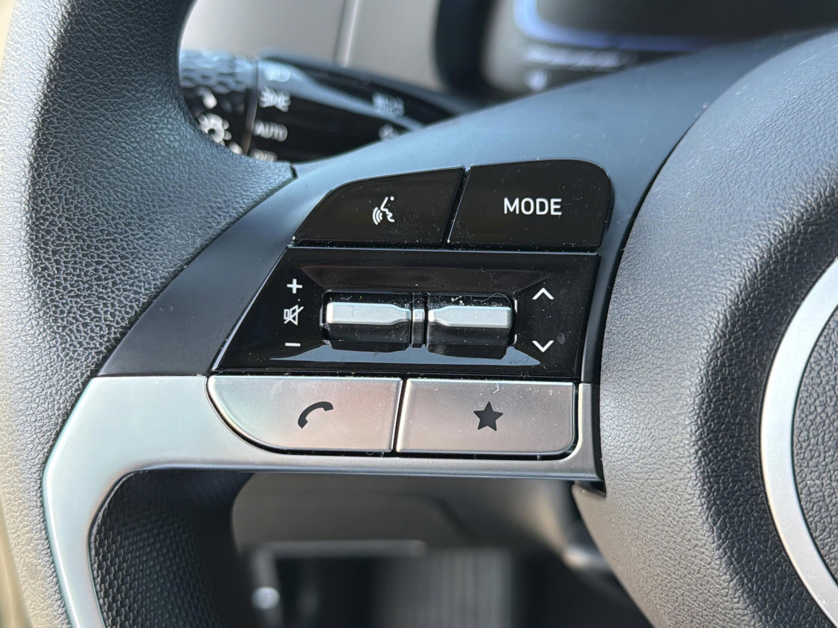 Used 2025 Hyundai Elantra SE image 18