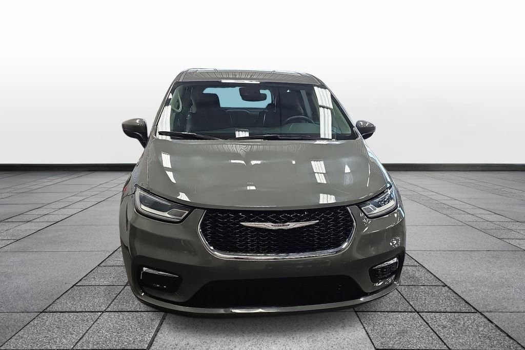 Used 2023 Chrysler Pacifica Touring-L FWD image 2