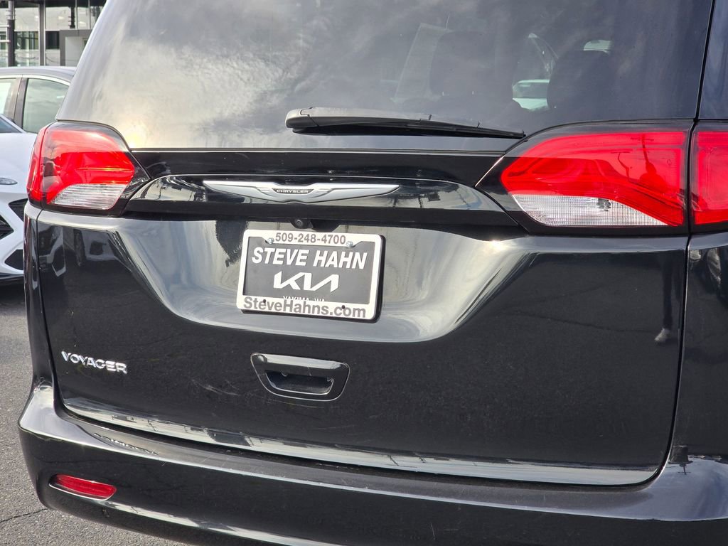 Used 2023 Chrysler Voyager LX image 13