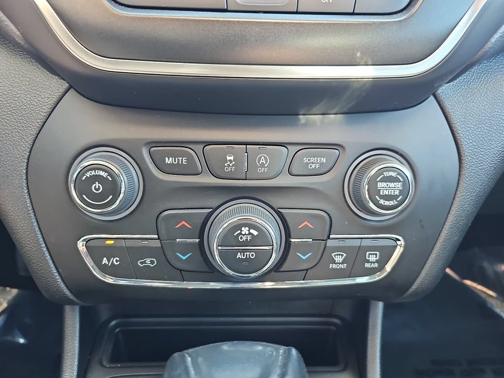 Used 2022 Jeep Cherokee Trailhawk AWD/4WD image 20