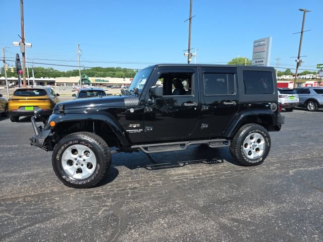 Used 2016 Jeep Wrangler Unlimited Sahara w/ Dual Top Group AWD/4WD image 3