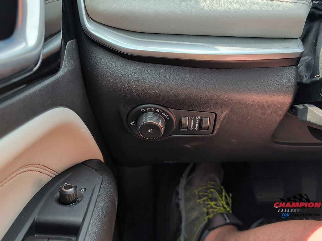 Used 2025 Jeep Compass Limited AWD/4WD image 26