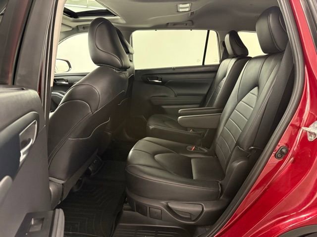 Used 2021 Toyota Highlander XLE image 14