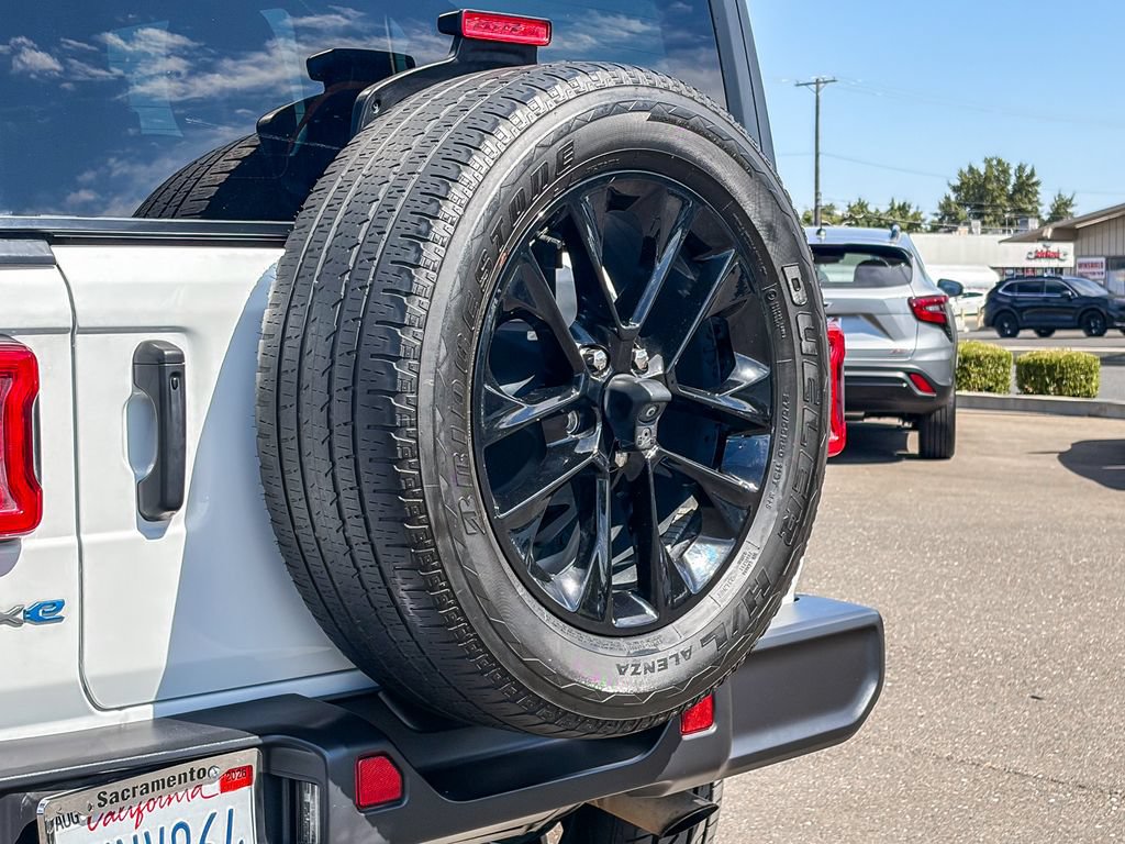 Used 2023 Jeep Wrangler Unlimited Sahara AWD/4WD image 9