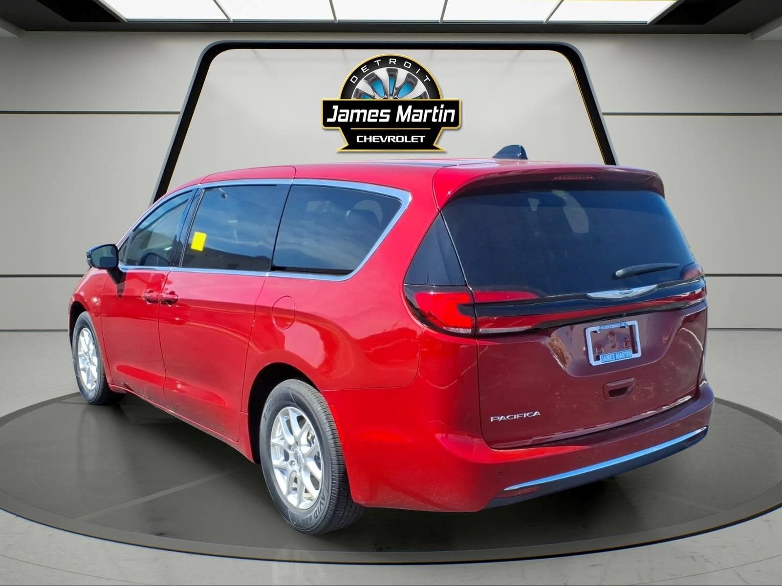 Used 2025 Chrysler Pacifica Select FWD image 6