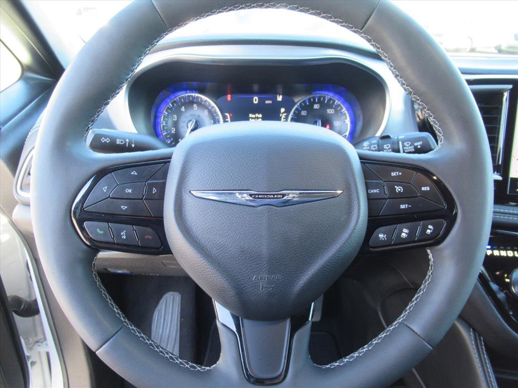 Used 2025 Chrysler Pacifica Limited image 15
