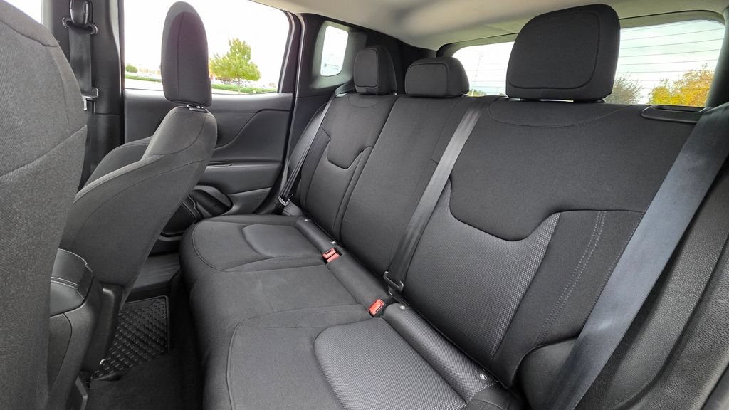 Used 2023 Jeep Renegade Latitude AWD/4WD image 17