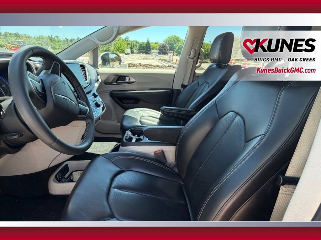 Used 2023 Chrysler Pacifica Touring-L FWD image 14