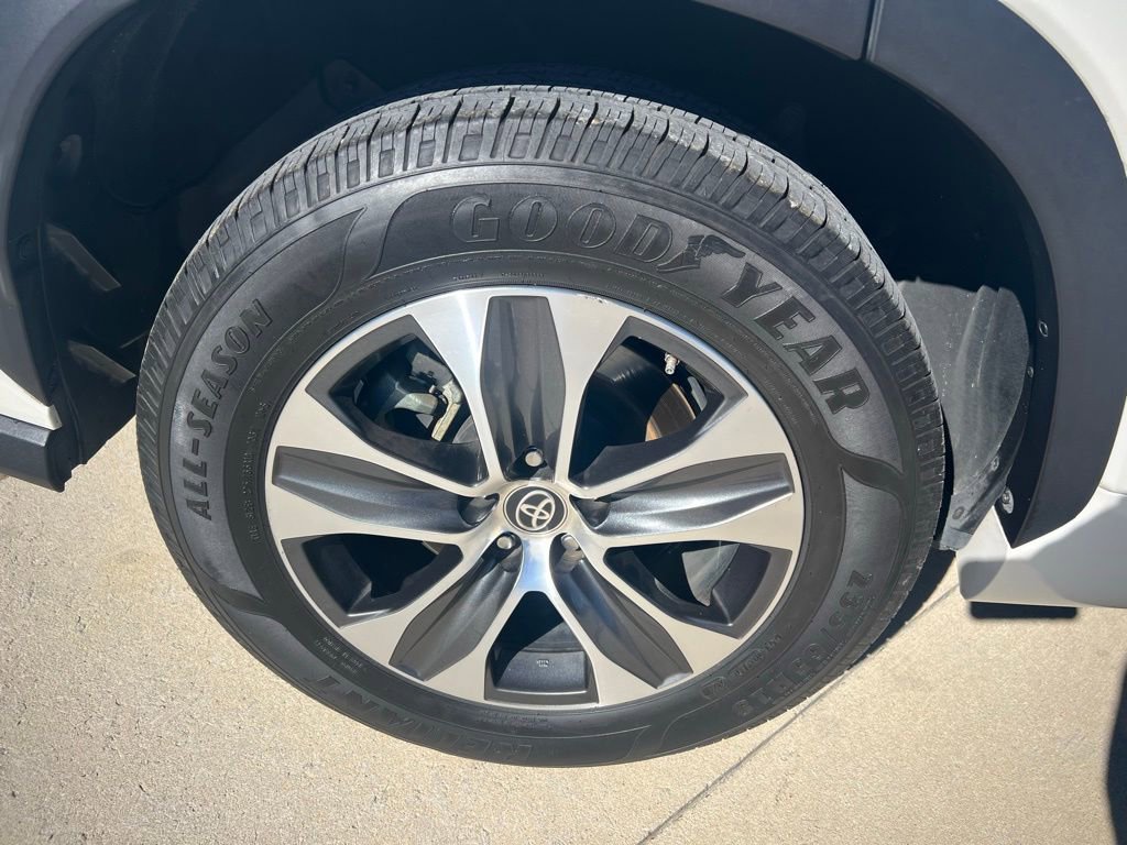 Used 2020 Toyota Highlander XLE image 24