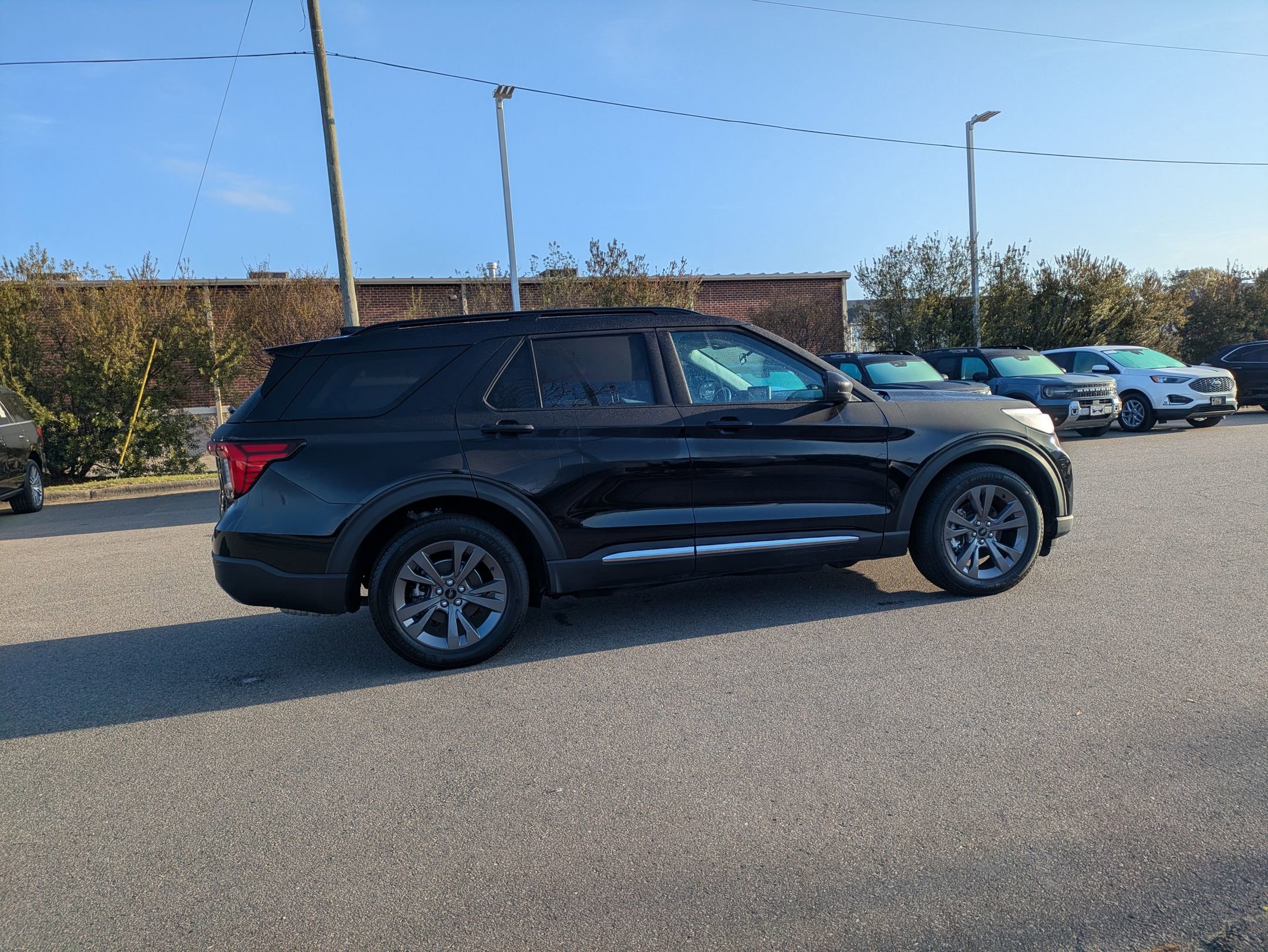 Certified 2025 Ford Explorer Active w/ Active Comfort Package AWD/4WD image 3