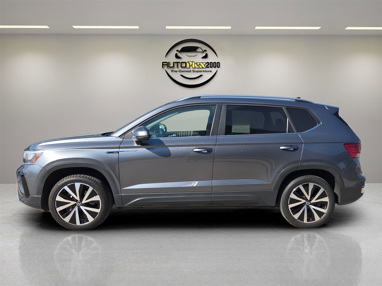 Used 2024 Volkswagen Taos SE image 4