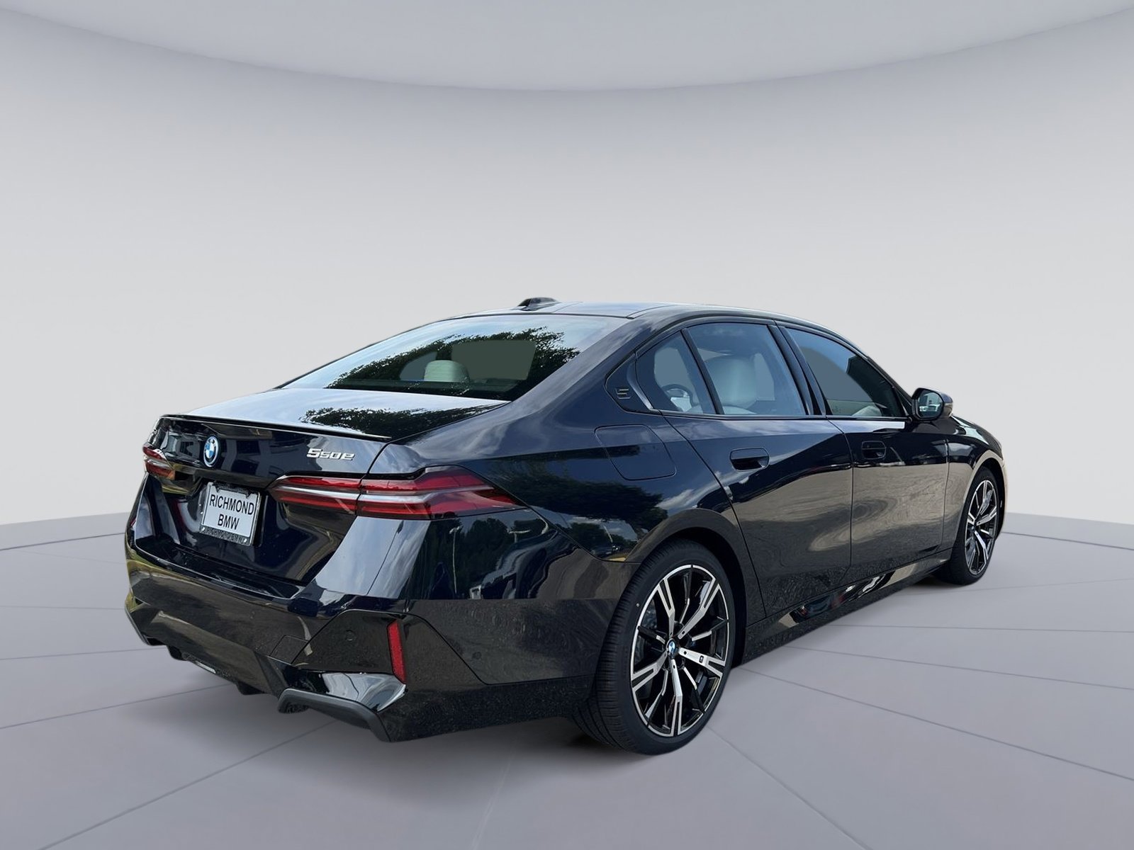 New 2026 BMW 550e xDrive w/ Executive Package image 5