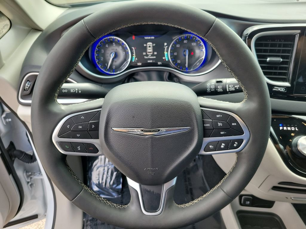 Used 2024 Chrysler Pacifica Touring-L FWD image 26