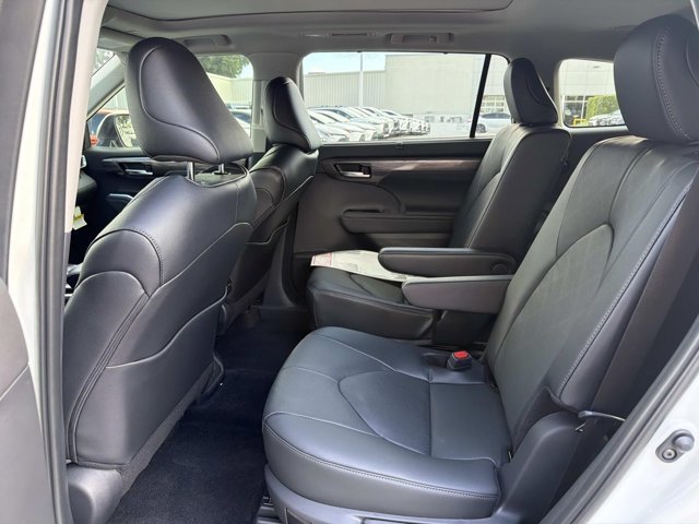 New 2026 Toyota Highlander Platinum AWD/4WD image 14